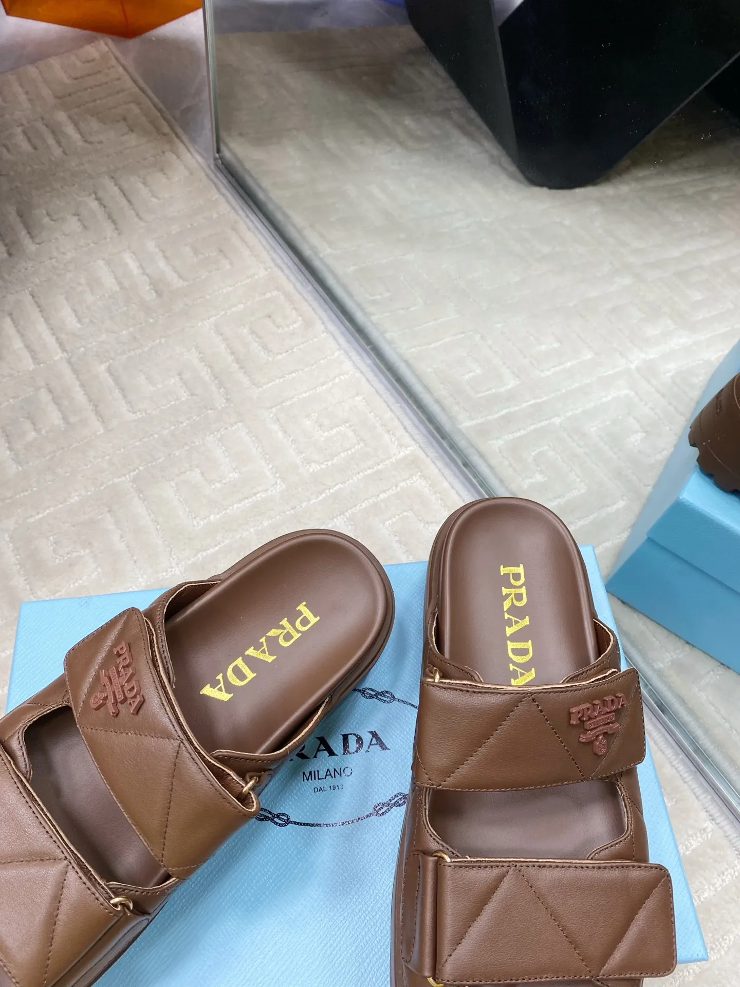 👟👟Ex-factory price 580👟👟 Prada Prada 2025 spring and summer new sandals Roman thick-soled Velcro sandals slippers The latest catwalk style, classic upgrades Comfort and fashionability coexist Each color combination looks good, and the design matches different style needs Upper: Original customized cowhide Lining: Original customized sheepskin lining, cowhide Foot pads Outsole: Original open-molded anti-slip outsole Shoe size: 35-40